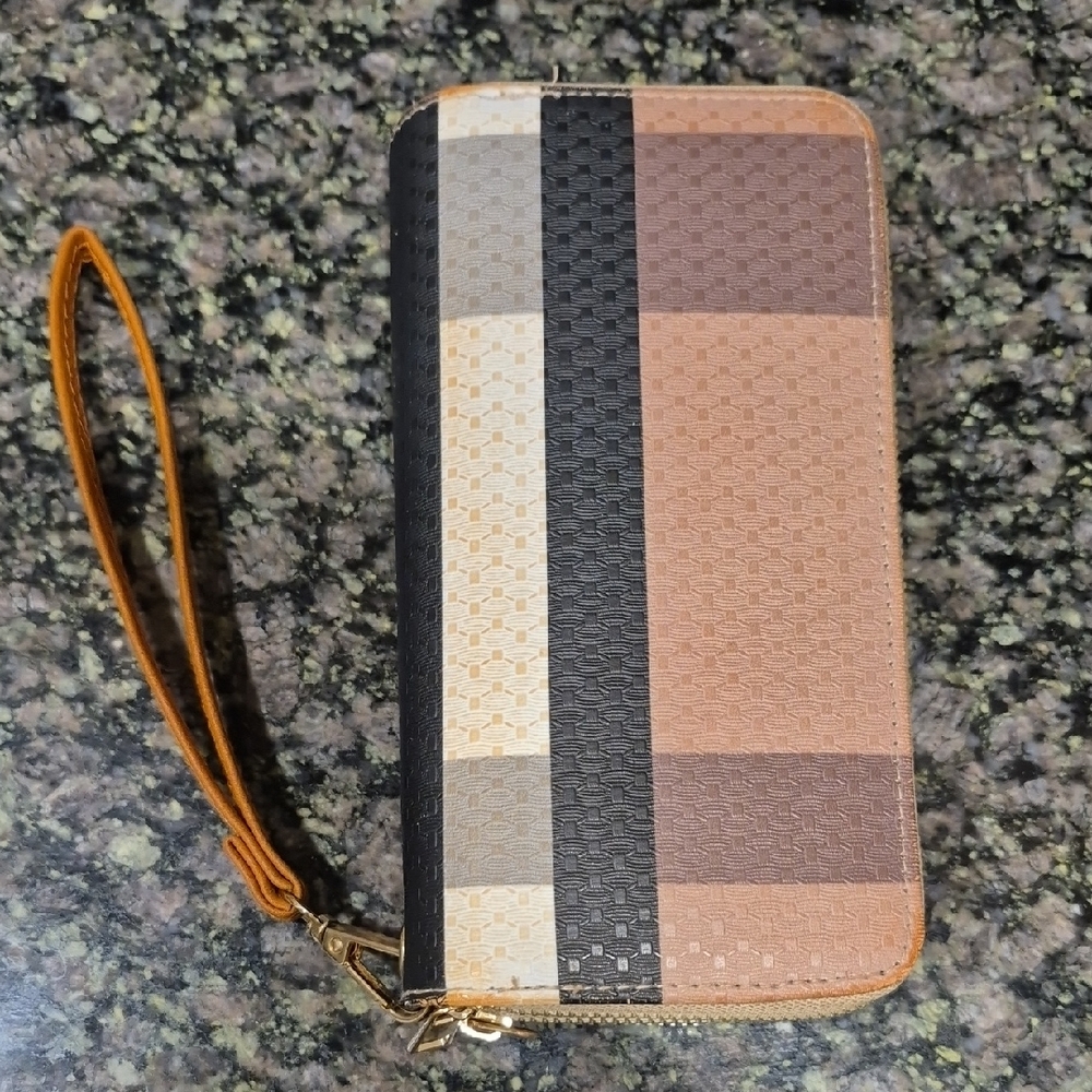 Stylish Checkered Wallet with Wrist Strap